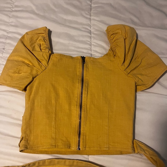 Crop top - Picture 2 of 3